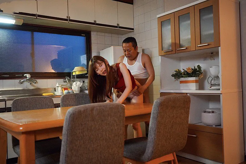 Con gái bị ông xã mới của má làm tình mỗi ngày, cho dù đã có người yêu